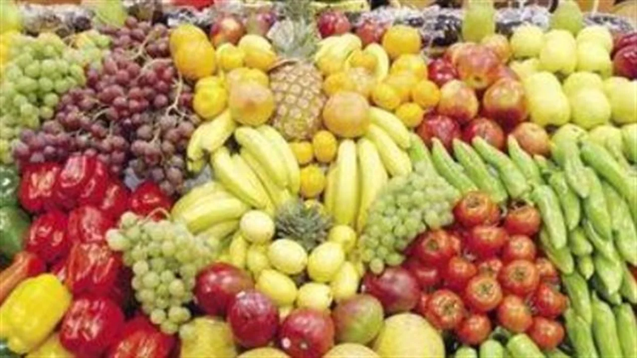 أسعار جديدة.. جولة في خضراوات وفواكه السوق اليوم